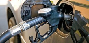 Zapfpistole an der Tanköffnung eines Fahrzeugs beim Tanken